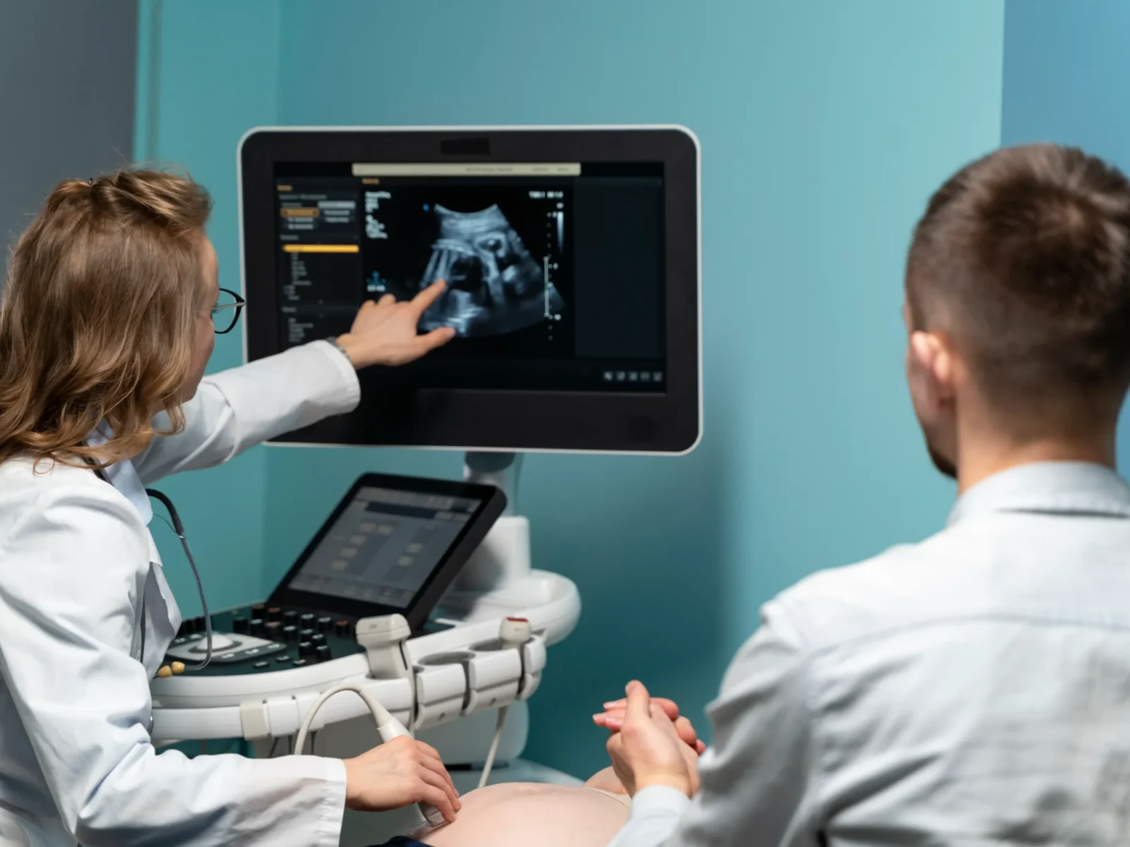 gynecologist-performing-ultrasound-consultation